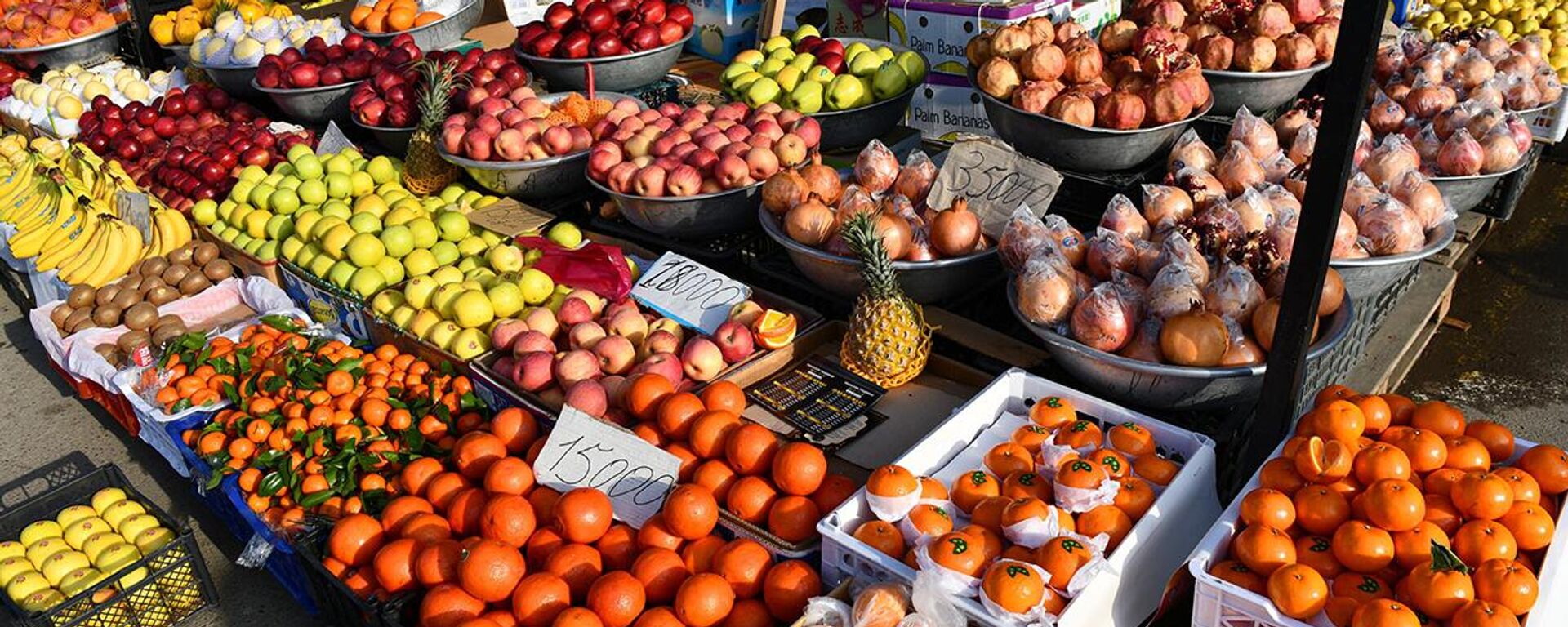 Фруктовые ряды на базаре - Sputnik Ўзбекистон, 1920, 03.06.2025