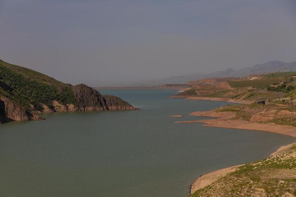 Ахангаранское водохранилище — гидротехническое сооружение на реке Ахангаран, находится на территории Ахангаранского района Ташкентской области у восточной окраины города Ангрен, выше угольного разреза. Заполнено в 1989 году.  - Sputnik Узбекистан