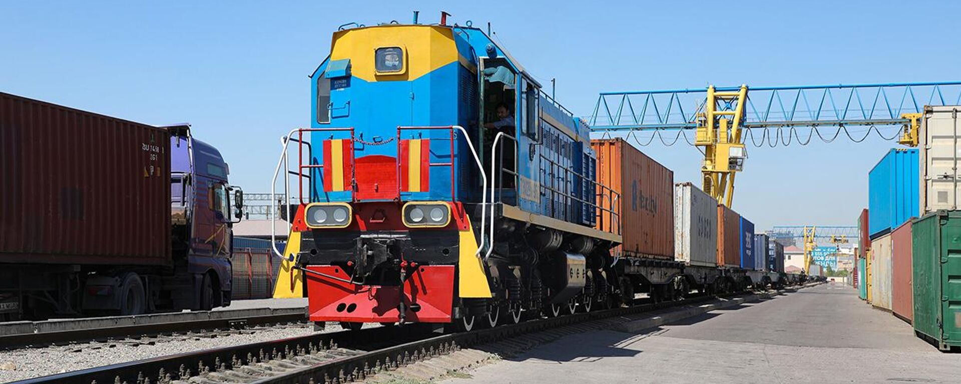 Gruzovoy konteynerniy poyezd na sklade v Tashkente - Sputnik O‘zbekiston, 1920, 18.11.2025