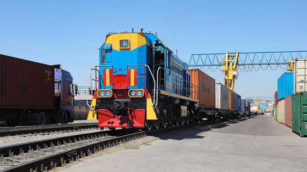 Gruzovoy konteynerniy poyezd na sklade v Tashkente - Sputnik O‘zbekiston