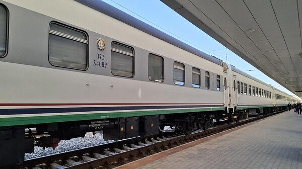 Скоростной поезд Шарк - Sputnik Узбекистан