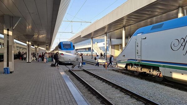 На железнодорожном вокзале Ташкента - Sputnik Узбекистан