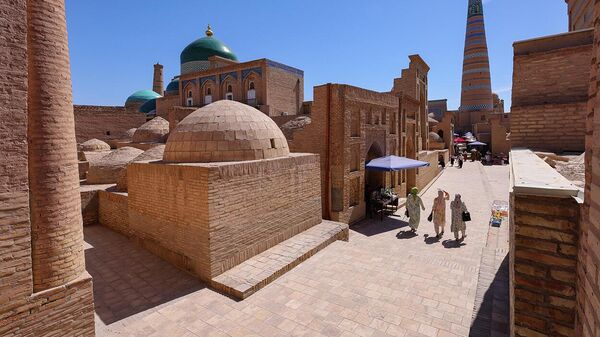 Люди около мавзолея поэта-философа Пахлавана Махмуда (1247-1326) в Хиве - Sputnik Узбекистан