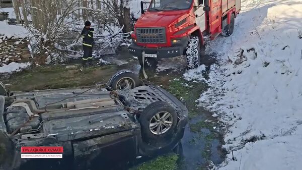 🟠 В Джизакской области спасатели вытащили из кювета перевернувшийся автомобиль - Sputnik Узбекистан