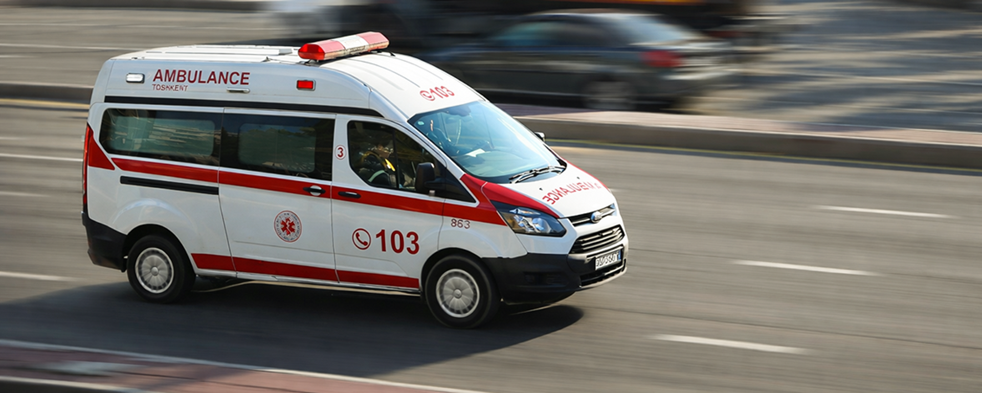 Скорая помощь несётся на вызов - Sputnik Ўзбекистон, 1920, 03.12.2025