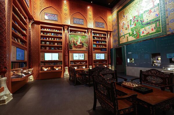 Markaziy Osiyoning XVI-XIX-asrlardagi madaniy merosi va dekorativ-amaliy san’atini namoyish etuvchi kutubxona/yashash xonasi tarzidagi ichki zal. - Sputnik O‘zbekiston