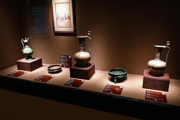 Qadimgi ustalar san’ati: muzey kolleksiyasidan bronza va sopol ko‘zalar - Sputnik O‘zbekiston