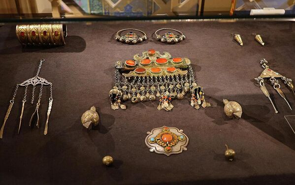 Halqa-ko‘krak tumori.Taxminan 1870-yil, Qoraqalpog‘iston, O‘zbekistonKumush, zarhal, marjon, aqiq, qolib, filigran23x18,5sm - Sputnik O‘zbekiston