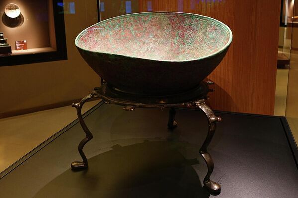 Uch oyoqli qozon G‘aznaviylar davri, XI-XII asrlar 50 x 56.5 sm - Sputnik O‘zbekiston