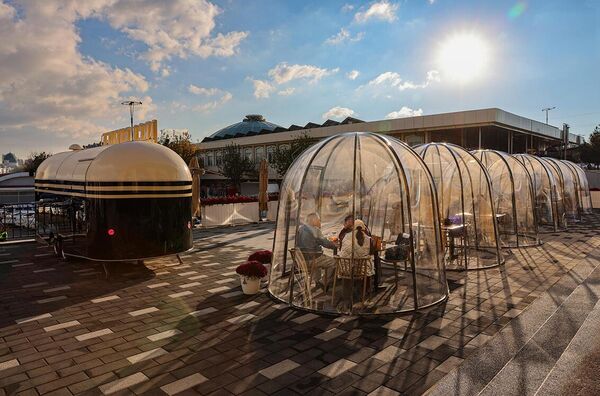 Кўча овқатлари учун вақтинчалик тузилмалар кўпинча йирик бозорлар ва савдо марказлари олдига ўрнатилади - Sputnik Ўзбекистон