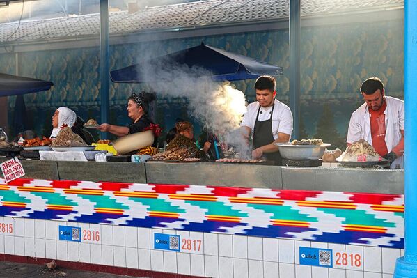 Анъанавий ўзбек таомлари ташриф буюрувчиларнинг кўз ўнгида тайёрланади - Sputnik Ўзбекистон