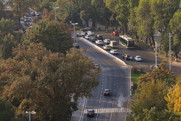 Istiqlol ko‘chasida transport qatnovi - Sputnik O‘zbekiston