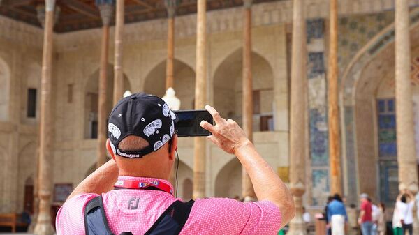 Turist fotografiruyet dostoprimechatelnost  - Sputnik O‘zbekiston