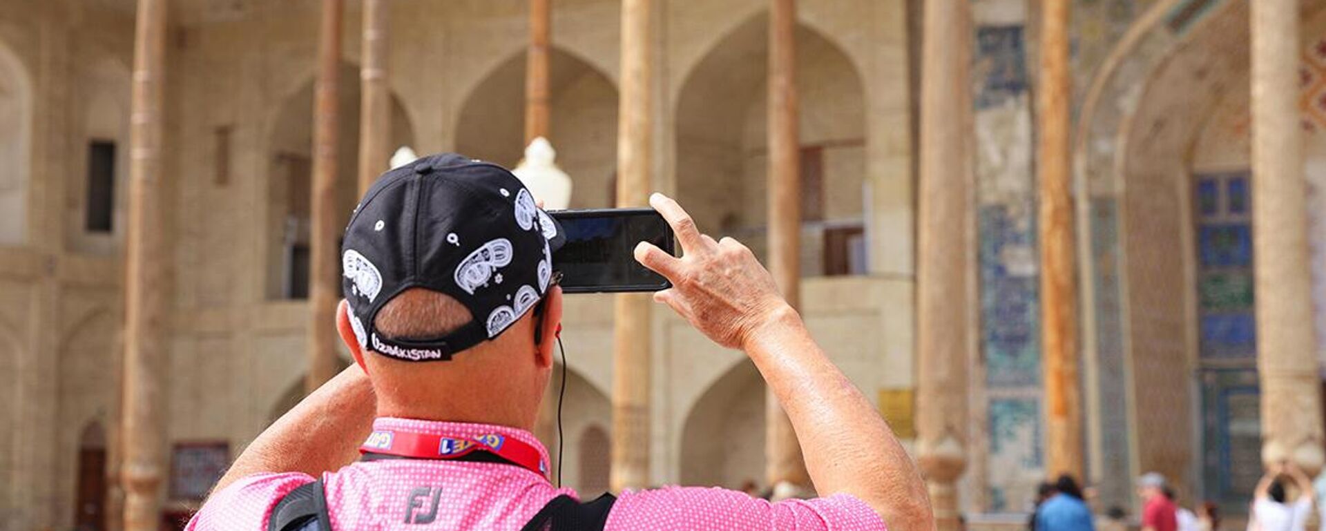 Turist fotografiruyet dostoprimechatelnost  - Sputnik O‘zbekiston, 1920, 20.11.2025