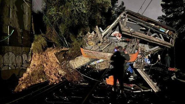 Вторая за неделю железнодорожная катастрофа произошла в Испании: поезд сошел с рельсов в Каталонии из-за рухнувшей на пути стены - Sputnik Узбекистан