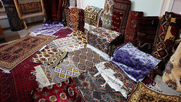 Образцы шёлковых ковров ручной работы - Sputnik Узбекистан