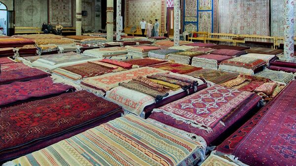 Образцы шёлковых бухарских ковров ручной работы  - Sputnik Узбекистан