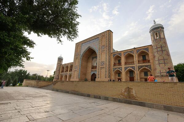 Madrasa o‘z tarixi davomida bir necha bor o‘zining ko‘rinishi va maqsadini o‘zgartirgan. U karvonsaroy, qal’a, muzey bo‘lib xizmat qilgan, sovet davrida bu yerda ateizmni targ‘ib qiluvchi ko‘rgazma tashkil etilgan. - Sputnik O‘zbekiston