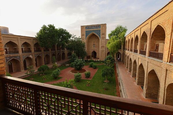 Balandligi qariyb 20 metr bo‘lgan baland portal (peshtak), kalligrafik yozuvlari bo‘lgan o‘yilgan panjara panjaralari, ko‘k rangli mayolika, bezatilgan ayvonlar va talabalar uchun ikki qavatli hujralar (hujralar). - Sputnik O‘zbekiston