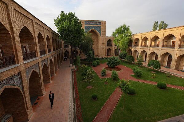 Eski fotosuratlardan tiklangan binoning ko‘rinishi bizga uning boy madaniy o‘tmishini yana bir bor eslatadi. - Sputnik O‘zbekiston