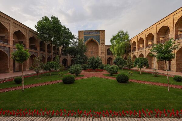 Yodgorlik ayniqsa, 19-asrdagi zilzilalardan qattiq aziyat chekdi. Asosiy portalning ombori vayron qilingan, gumbazlari va ikkinchi qavati g‘isht uchun demontaj qilingan. - Sputnik O‘zbekiston