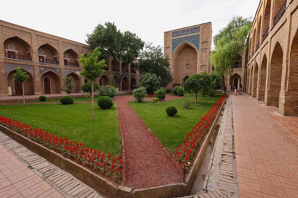 Kutubxona, sport zali, xattotlik darslari, masjid bor. - Sputnik O‘zbekiston