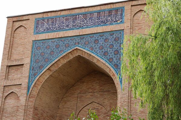 Zilzilalardan, unutilishlardan va qayta tiklashdan omon qolgan u bugun yana bir bor o‘zining asl vazifasi - islom ta’lim markazi sifatida xizmat qilmoqda. - Sputnik O‘zbekiston