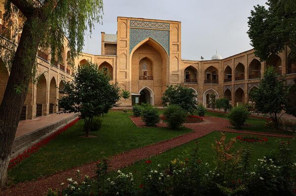 Ko‘kaldosh madrasasi shunchaki me’moriy yodgorlik emas, u zamonaviy jamiyatda yana bir bor o‘z ahamiyatini kasb etib borayotgan Toshkent ma’naviyat tarixining jonli guvohidir. - Sputnik O‘zbekiston