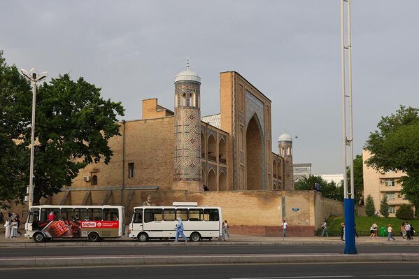 Bino qadimiy shahriston Binket o‘rnida qurilgan bo‘lib, dastlab o‘zining me’moriy ko‘rkamligi bilan hayratga tushgan:  - Sputnik O‘zbekiston
