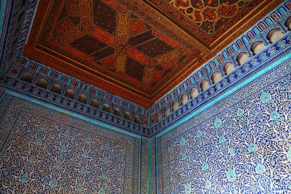 Шифтлар ва устунлар мураккаб ўймакорлиги билан кишини ҳайратга солади. Ҳар бир нақш ноёб, ҳеч бири такрорланмайди. - Sputnik Ўзбекистон