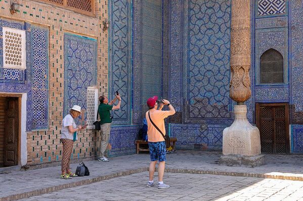 Меъморлар Усто Тожиддин ва Усто Қаландар бу ерда Хоразм меъморчилигининг ҳақиқий энциклопедиясини яратдилар – нафис мармар устунлар ва ўйилган айвонлардан тортиб, деворларни безатган кўз қамаштирувчи майоликагача. - Sputnik Ўзбекистон