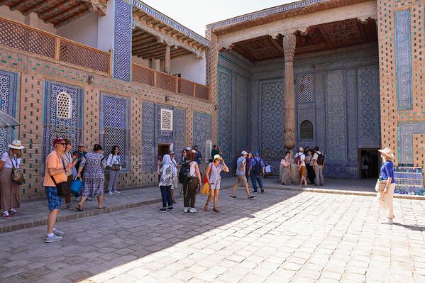 Бир пайтлар танланганлардан ташқари ҳамма учун ёпиқ бўлган бўлса, бугунги кунда у сайёҳларни ўзига жалб қилмоқда. Бешта баланд айвон, хон ва унинг хотинларининг шахсий хоналари, канизаклар хоналари... - Sputnik Ўзбекистон