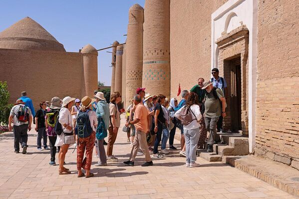 Бугунги кунда Тошҳовли саройи нафақат меъморий ёдгорлик, балки ўтмишнинг тирик саҳнаси. Хива буюк шарқ маданияти пойтахти бўлган давр нафасини ҳис қилиш учун кўплаб сайёҳлар ташриф буюришади. - Sputnik Ўзбекистон