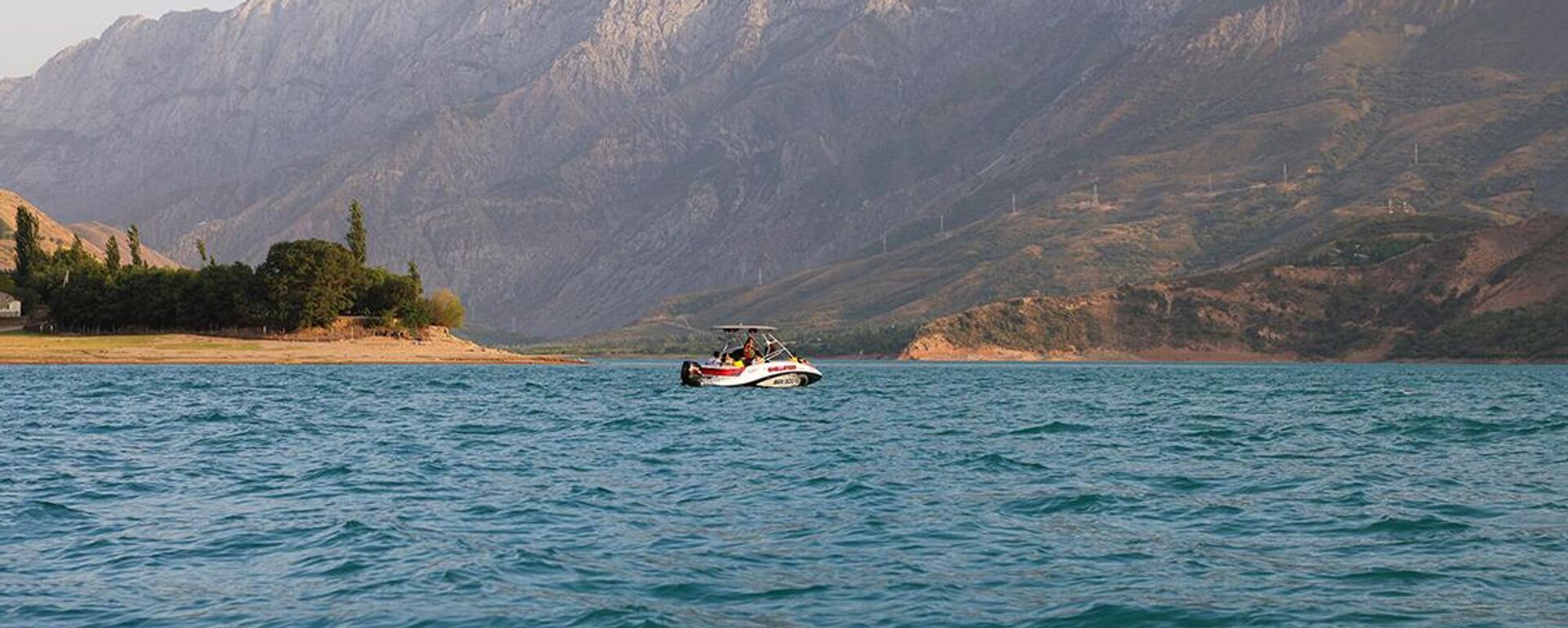 Бирюзовый рай у берегов Чарвака  - Sputnik Узбекистан, 1920, 16.07.2025