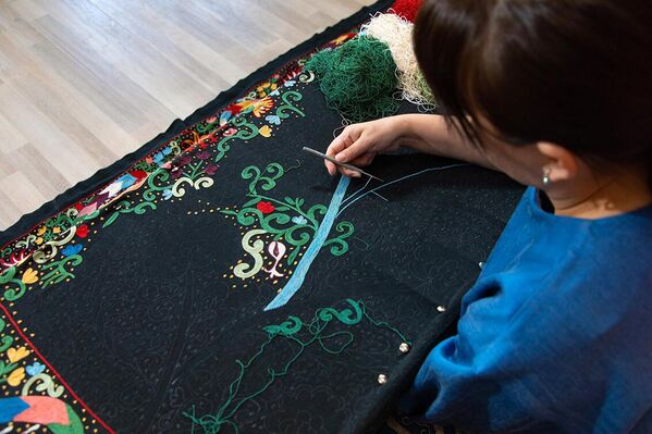 Мадина Касымбаева - мастер национальной вышивки - Sputnik Ўзбекистон