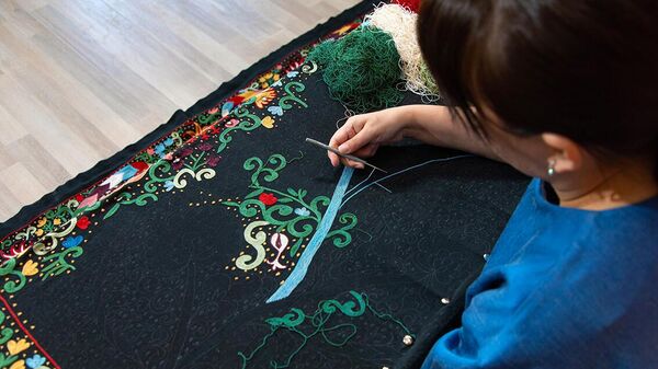 Master natsionalnoy vishivki, arxivnoe foto - Sputnik O‘zbekiston