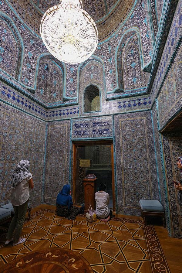 Pahlavon Mahmud o‘z vasiyatiga ko‘ra, po‘stindo‘zlik ustaxonasiga dafn etilgan. Vaqt o‘tishi bilan uning maqbarasi Xiva hukmdorlari tomonidan obod qilingan. - Sputnik O‘zbekiston