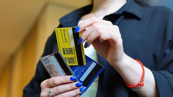 Девушка с кредитными картами в руке  - Sputnik Ўзбекистон