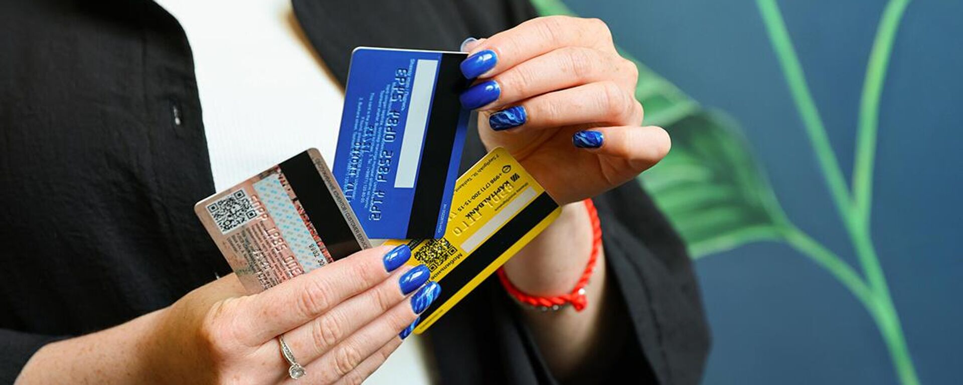 Devushka s kreditnoy kartoy v ruke pered noutbukom - Sputnik O‘zbekiston, 1920, 13.11.2025