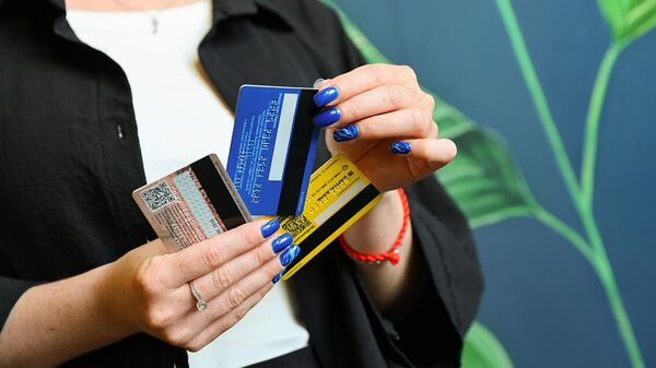 Devushka s kreditnoy kartoy v ruke pered noutbukom - Sputnik O‘zbekiston