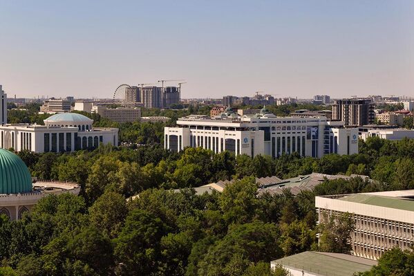 Alisher Navoiy nomidagi O‘zbekiston Milliy kutubxonasi (chapda). - Sputnik O‘zbekiston