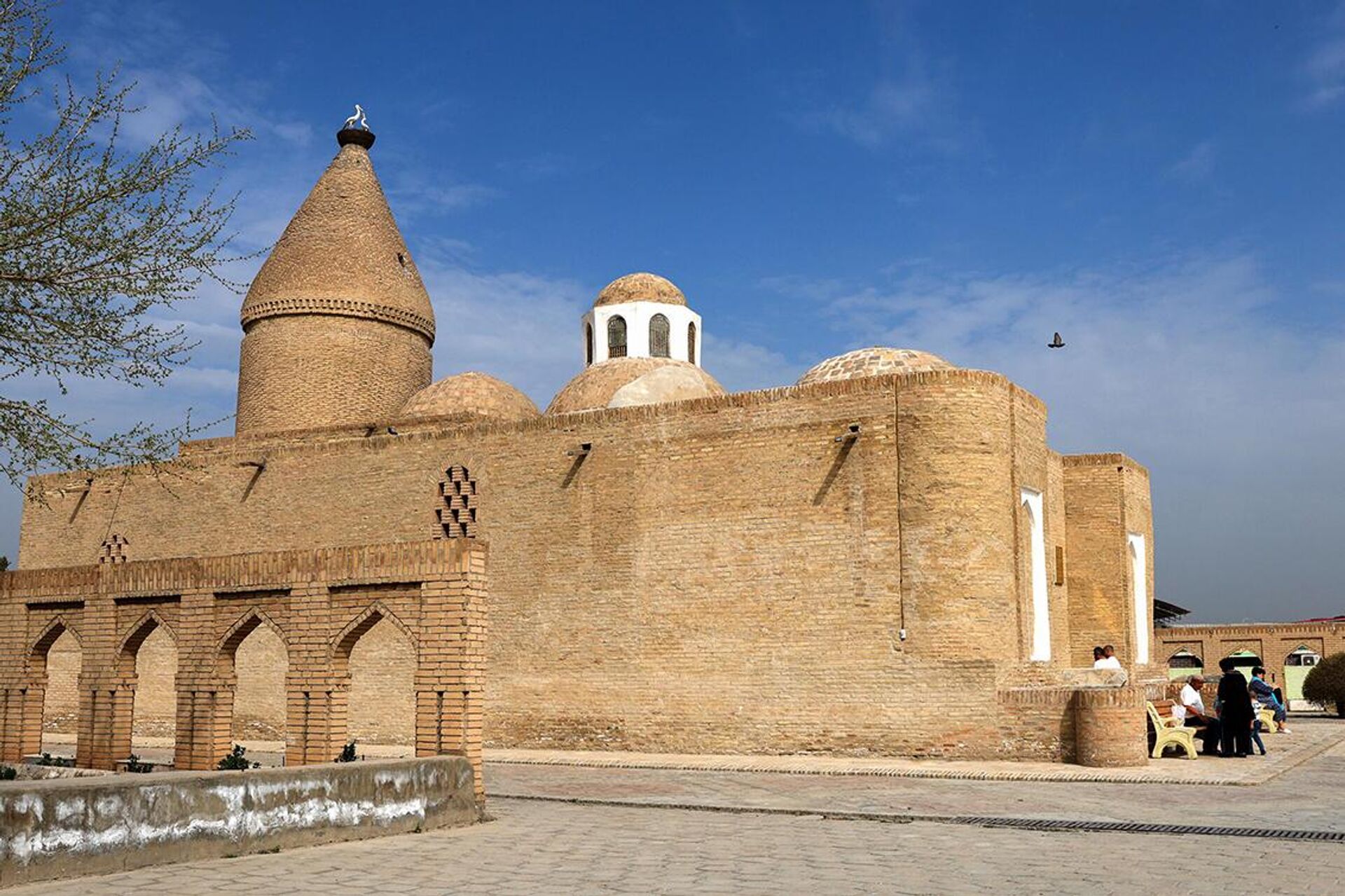 Мавзолей Чашма-Аюб в Бухаре - Sputnik Узбекистан, 1920, 19.05.2025