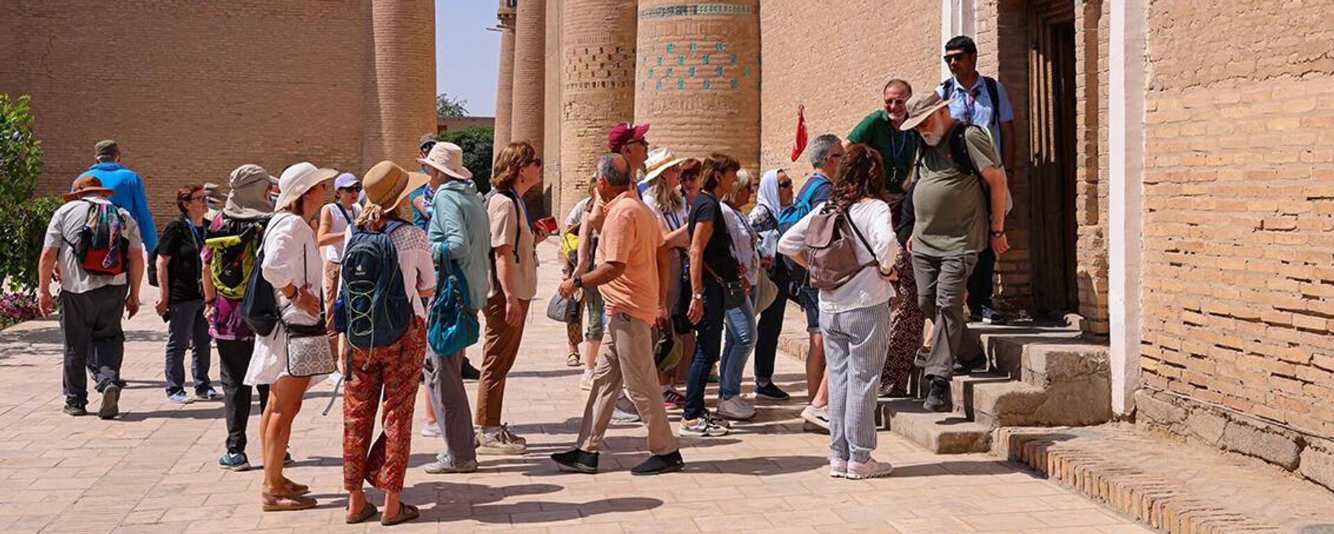 Turisti v Uzbekistane - Sputnik O‘zbekiston, 1920, 03.06.2025