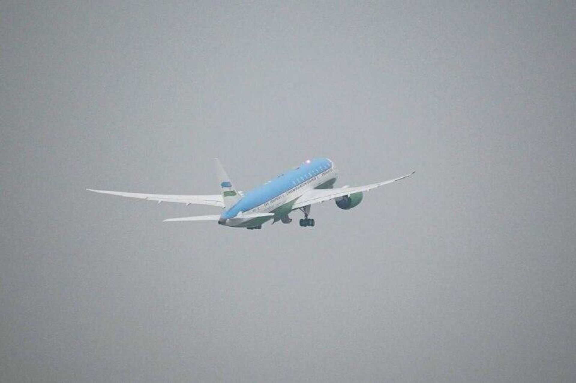 Шавкат Мирзиёев вылетел в Швейцарию для участия в церемонии подписания устава Совета мира - Sputnik Узбекистан, 1920, 21.01.2026