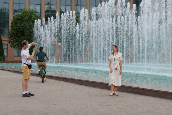 Shahar aholisi yaqinlari bilan favvoralar oldida sayr qilib, suratga tushmoqda - Sputnik O‘zbekiston