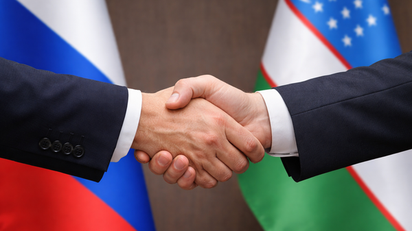 Рукопожатие на фоне флагов России и Узбекистана - Sputnik Узбекистан