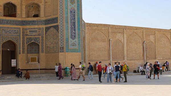 Туристы у мечети Калон - Sputnik Узбекистан