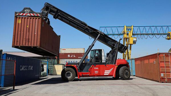 Gruzovie konteyneri v jeleznodorojnom terminale - Sputnik O‘zbekiston