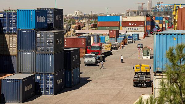 Gruzovie konteyneri v jeleznodorojnom terminale - Sputnik O‘zbekiston