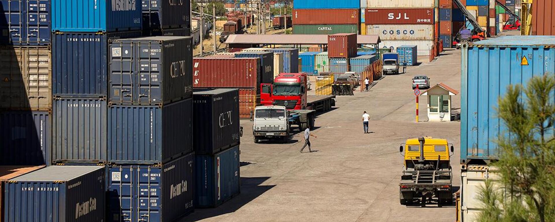 Gruzovie konteyneri v jeleznodorojnom terminale - Sputnik O‘zbekiston, 1920, 15.08.2025